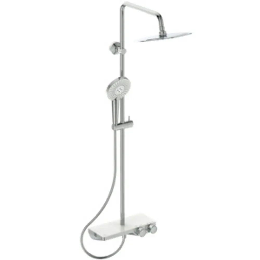 Duschsystem von Ideal Standard mit einer großen Kopfbrause, einem flexiblen Schlauch und einer runden Handbrause, sowie einer Ablage und mehreren Einstellungsmöglichkeiten.